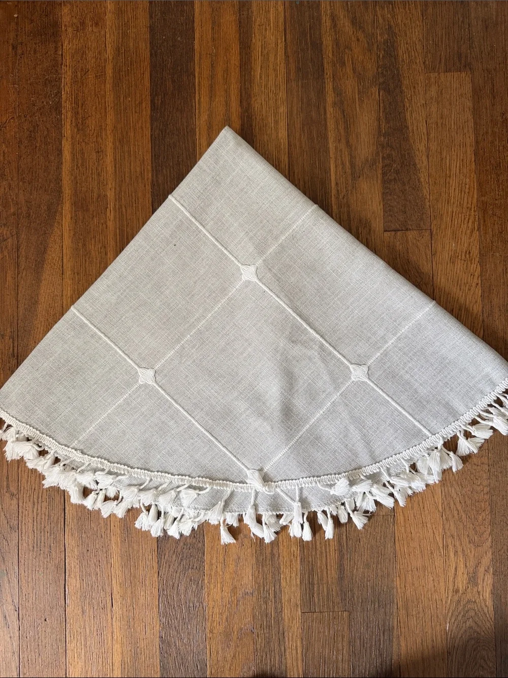 🍴Gray/cream 36” round table cloth.
